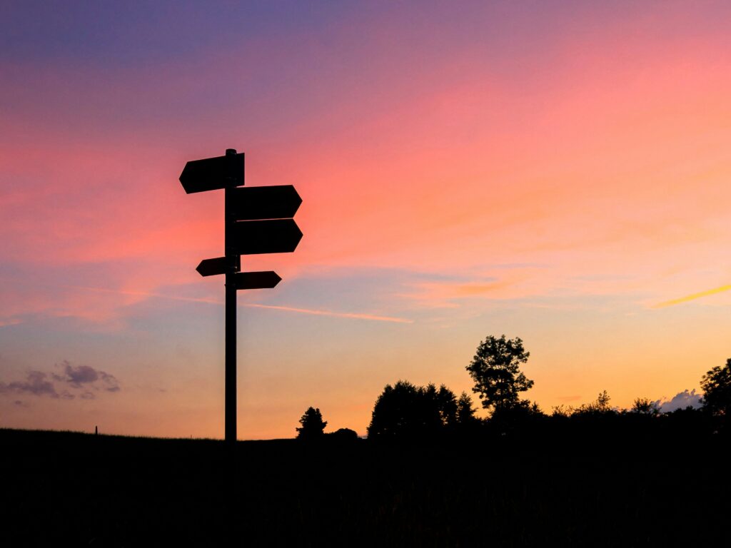 Wegweiser vor Sonnenuntergang