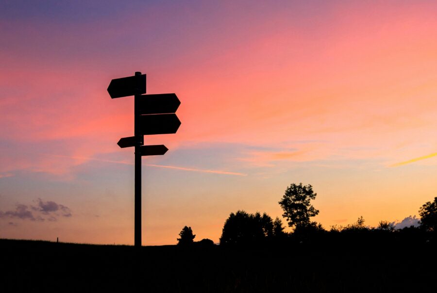 Wegweiser vor Sonnenuntergang